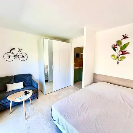 아파트 With Sleeping Area, Pool, Parking, Air Conditioning