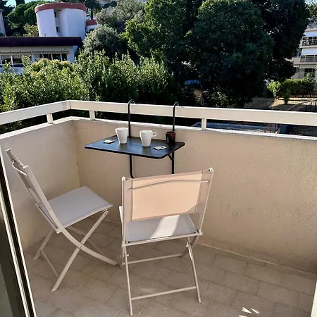 아파트 With Sleeping Area, Pool, Parking, Air Conditioning 르까네