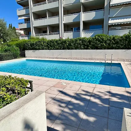 With Sleeping Area, Pool, Parking, Air Conditioning 르까네